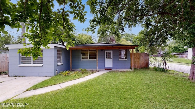 view of front facade featuring a front yard