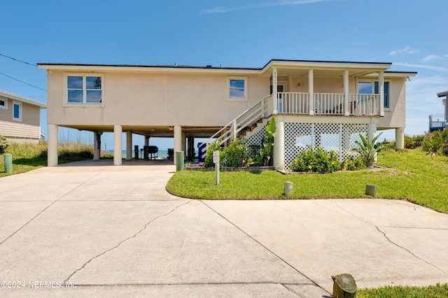 view of front of home featuring a carport and a front lawn