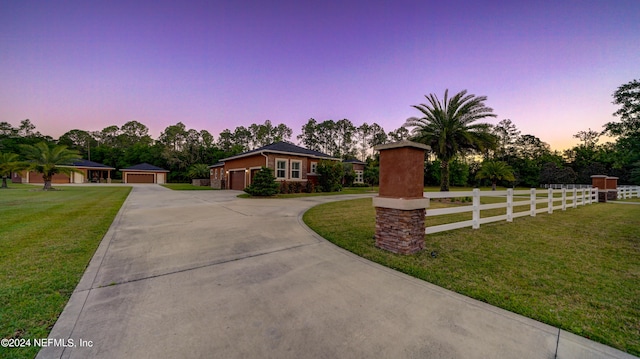 view of front of property featuring a lawn