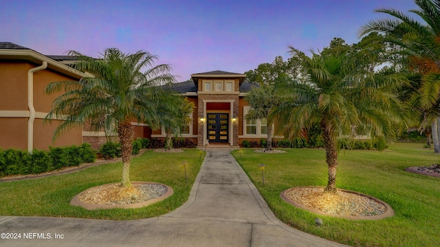 view of front of house featuring a yard