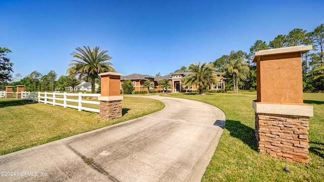 view of front of house featuring a front yard