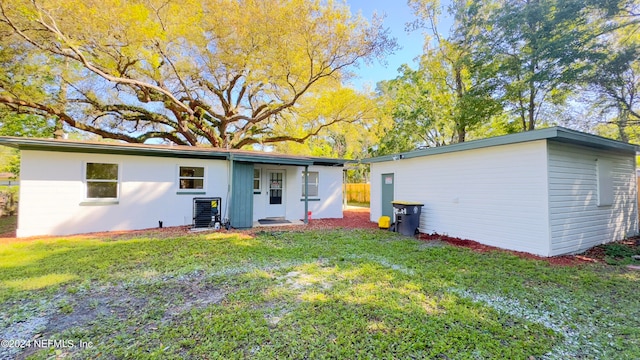 back of house featuring a lawn