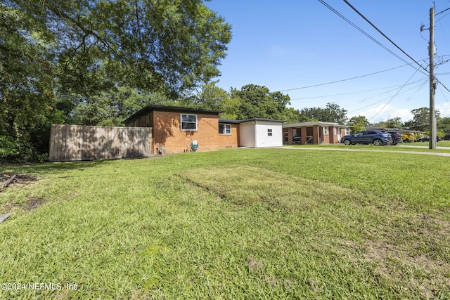 view of front facade with a front lawn