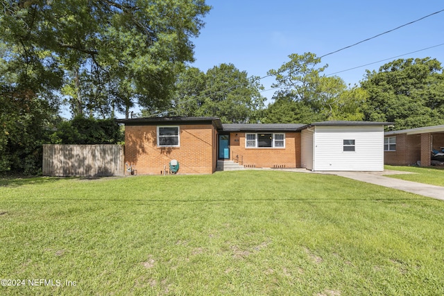 view of front of property featuring a front yard