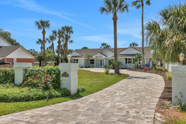 ranch-style house featuring a front yard