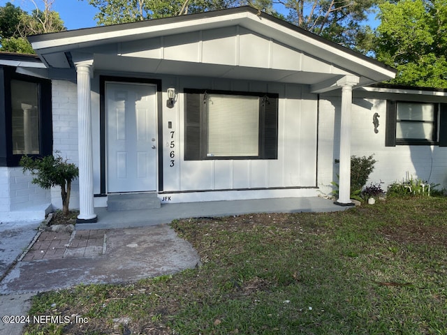 view of front of property featuring a front yard