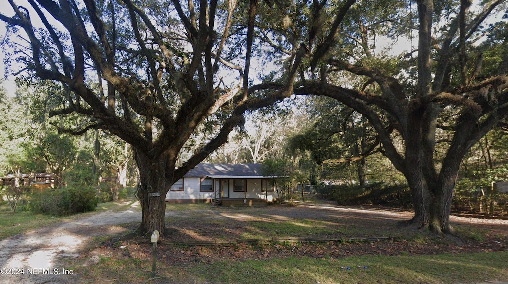 view of yard featuring covered porch