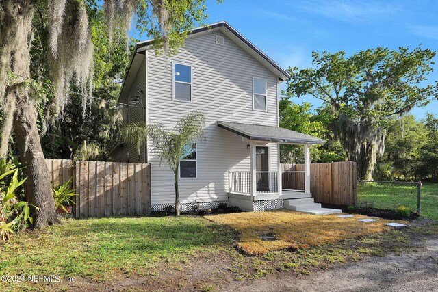 view of front of property featuring a front lawn