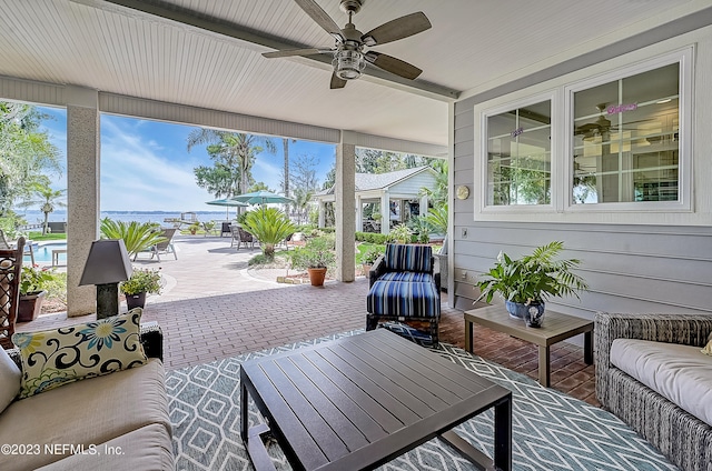 sunroom with ceiling fan