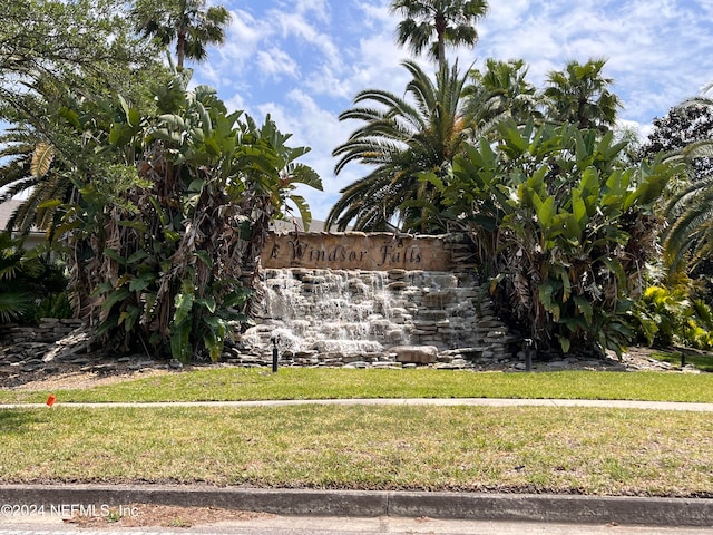 community sign featuring a yard