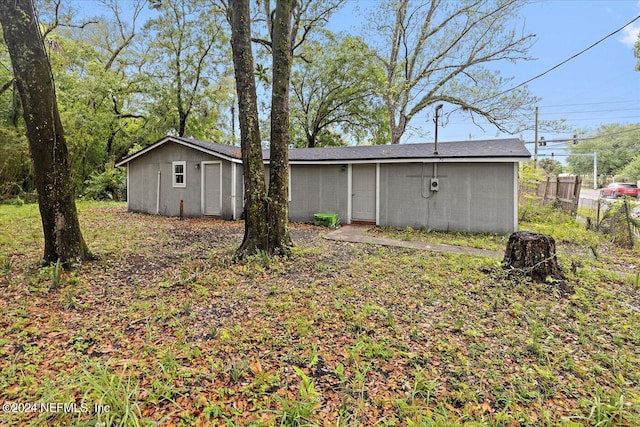 view of yard featuring an outdoor structure