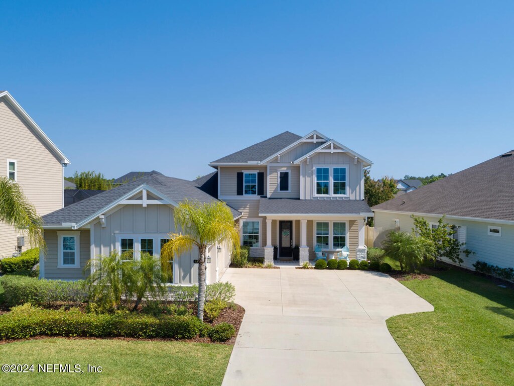 view of front of home with a front lawn