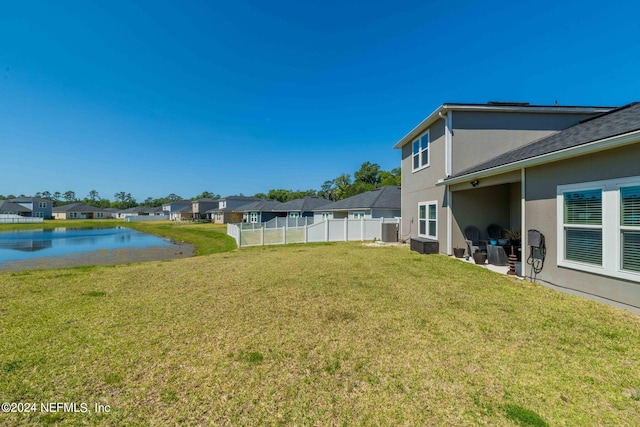 view of yard featuring a water view