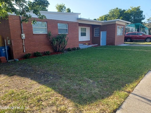 view of front facade with a front lawn