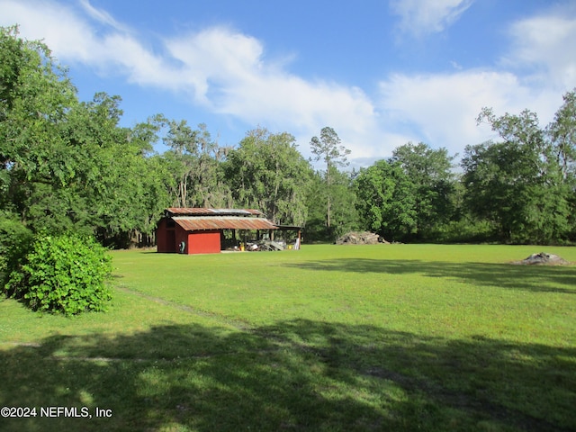 view of yard with an outdoor structure