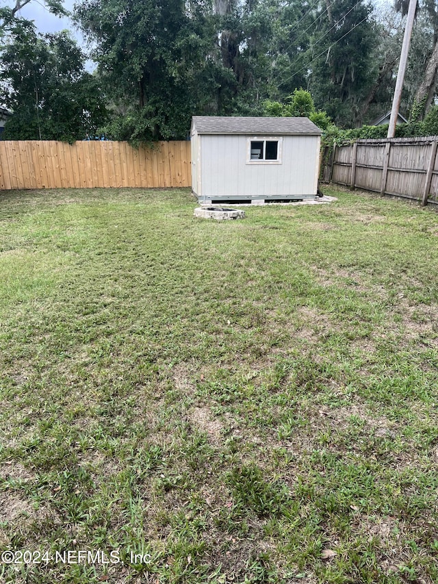 view of yard featuring a storage shed