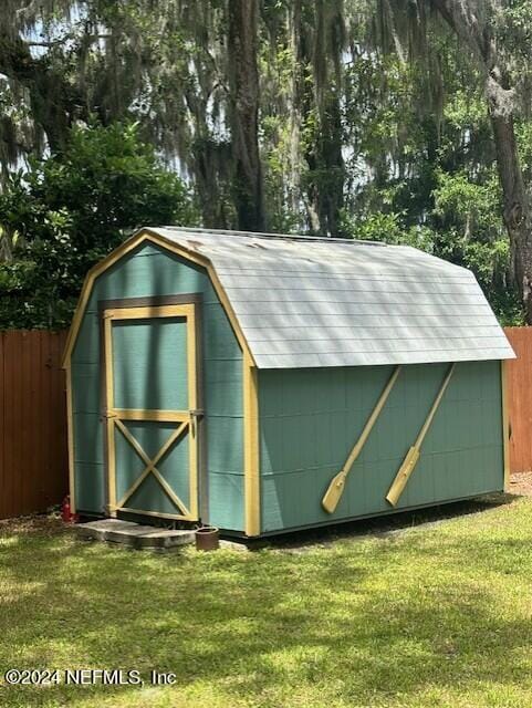 view of shed / structure featuring a yard