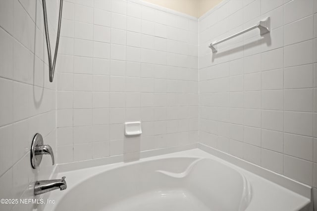 bathroom with tiled shower / bath combo