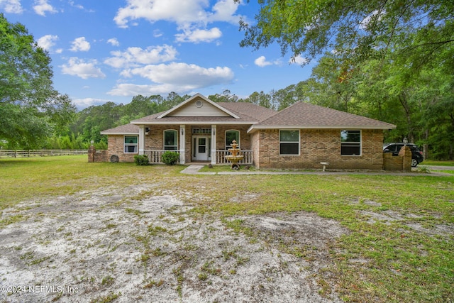 view of front of home featuring a front yard