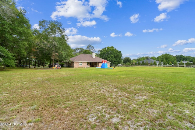 view of yard featuring a rural view