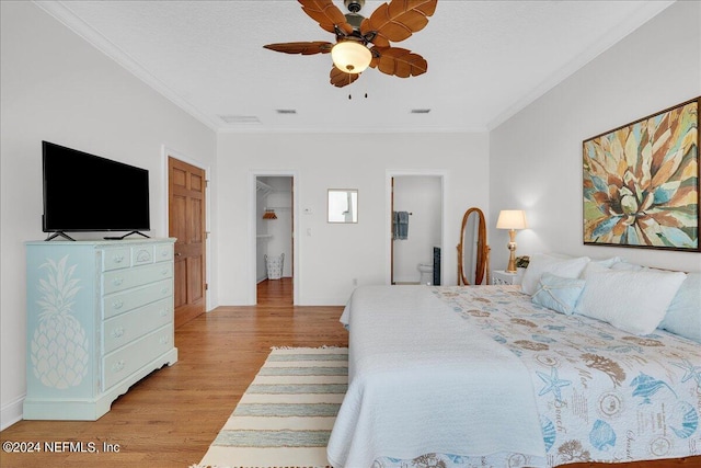 bedroom featuring a closet, crown molding, light hardwood / wood-style floors, and ceiling fan