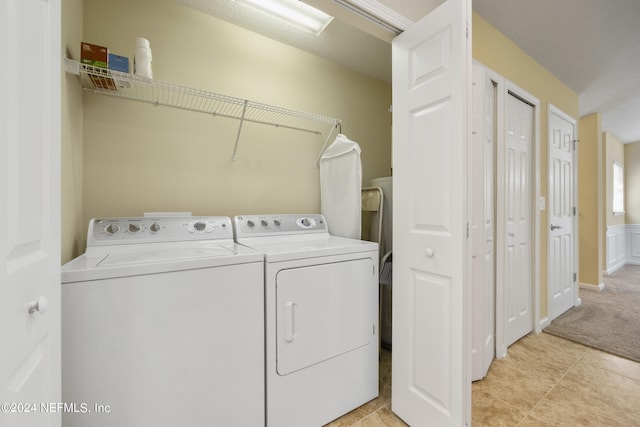 washroom with independent washer and dryer and light tile flooring