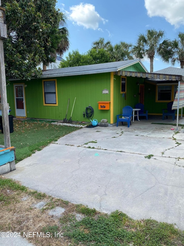 single story home with a front lawn