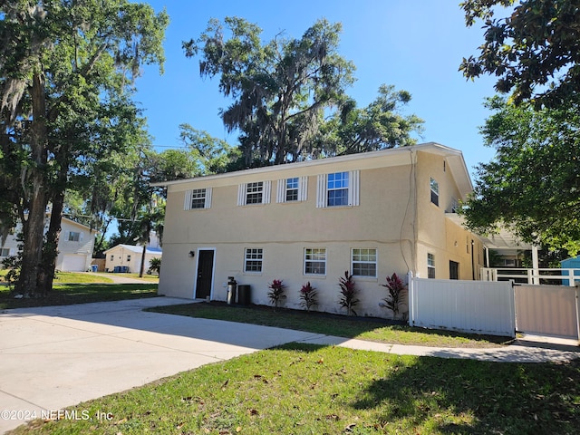 view of front of property featuring a front yard