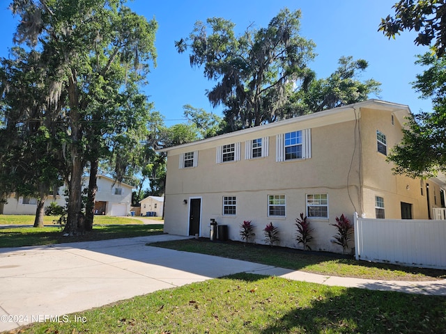 view of front facade featuring a front yard