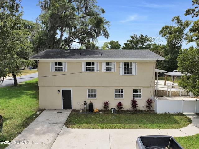 view of front of property featuring a front lawn