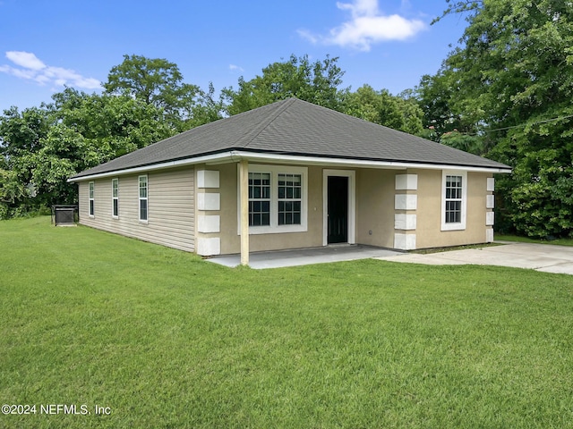 view of front facade featuring a front lawn and a patio