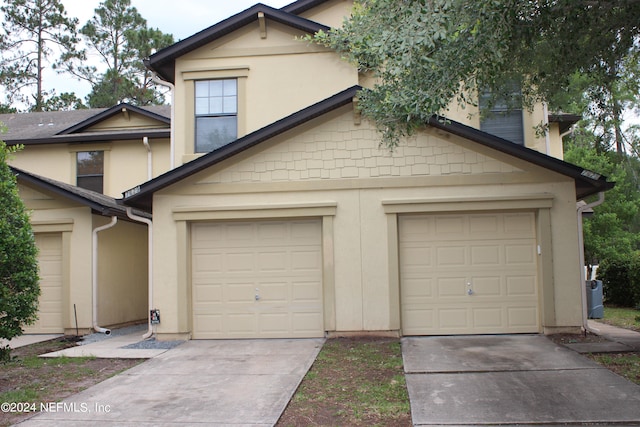 view of front of property featuring driveway and stucco siding