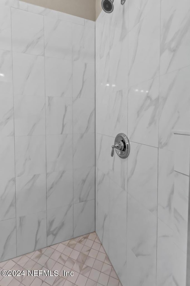 bathroom featuring a tile shower