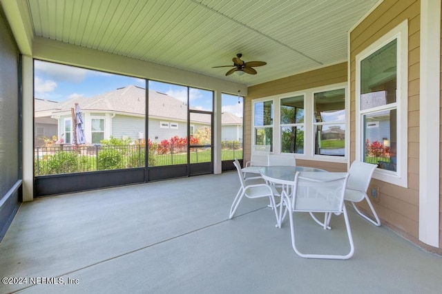 sunroom with ceiling fan