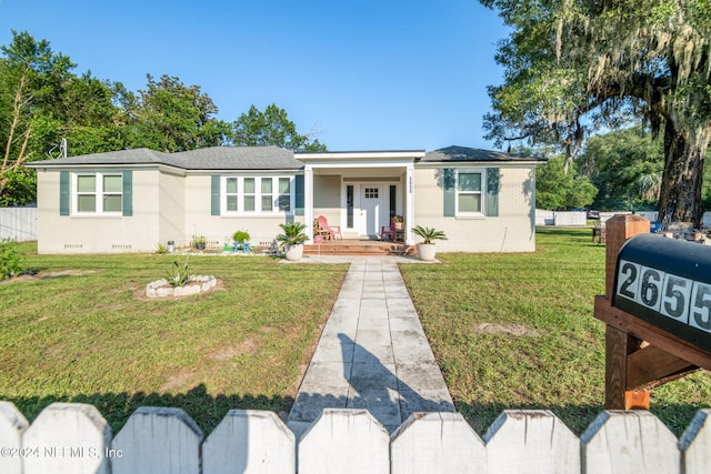 view of front facade featuring a front lawn