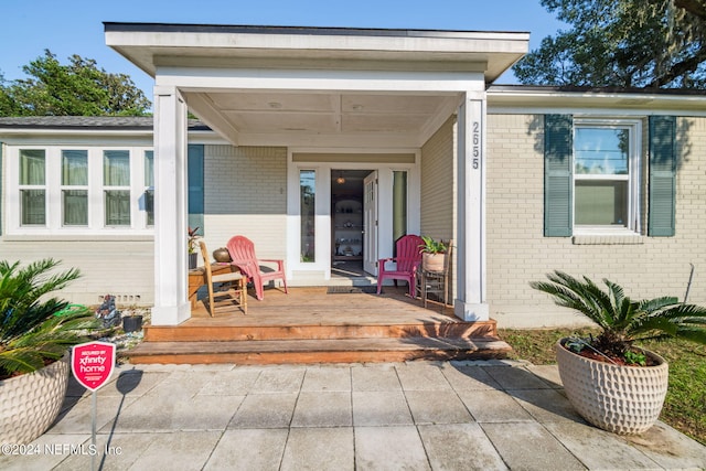 entrance to property featuring covered porch