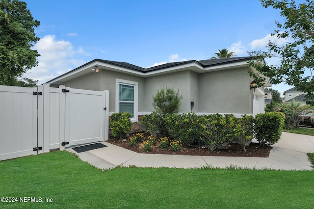 view of front facade with a front yard