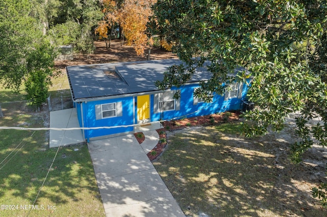 view of front of home with a front lawn