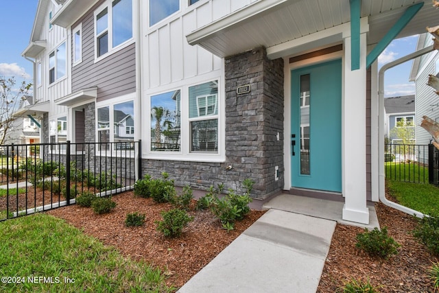 property entrance featuring a porch