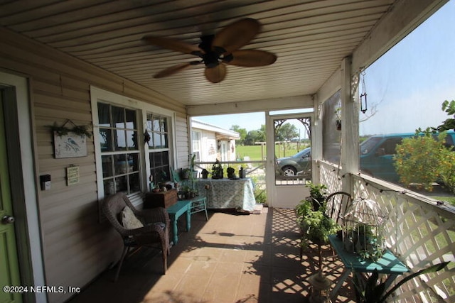 sunroom / solarium with ceiling fan