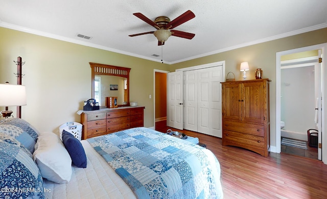 bedroom featuring ceiling fan, crown molding, light hardwood / wood-style floors, and a closet