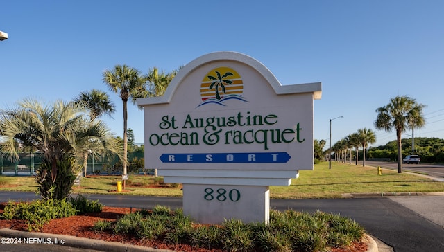 community sign with a yard