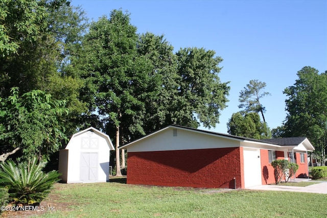 view of front of house featuring a front lawn and a shed