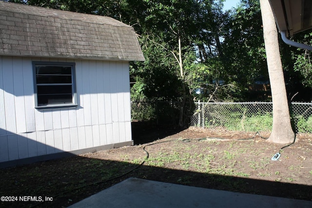 view of yard featuring a storage shed