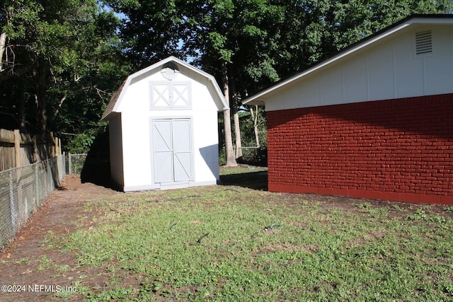 view of outdoor structure with a yard