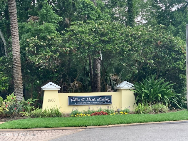 view of community / neighborhood sign