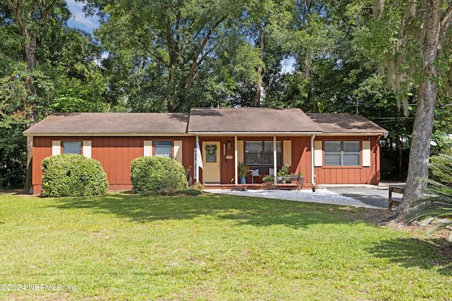 single story home with a front lawn