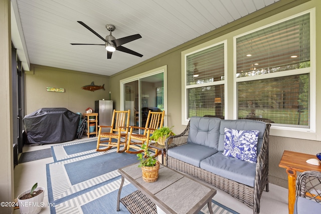 sunroom with ceiling fan