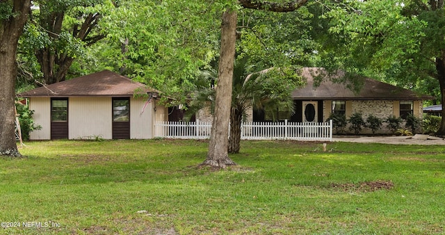 view of front of home featuring a front lawn