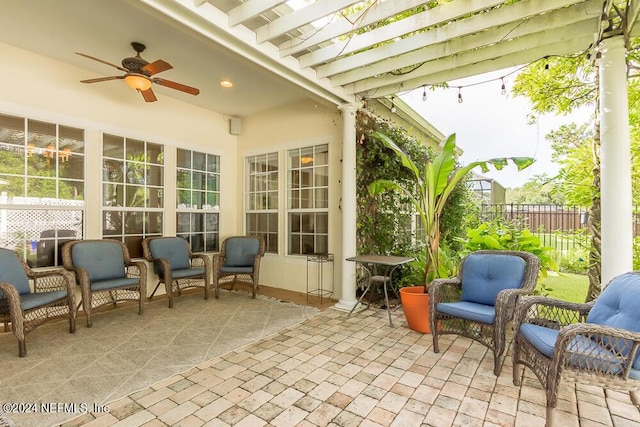 sunroom with ceiling fan